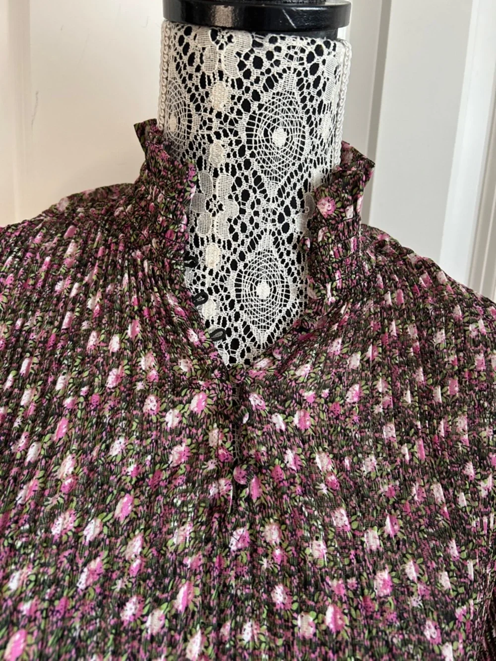Cabi Knife Pleate Blouse #3952 Size M - Picture 3 of 10